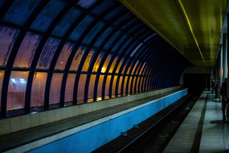 Queence Artprint op acrylglas Bahngleis Fine Art-print in galeriekwaliteit