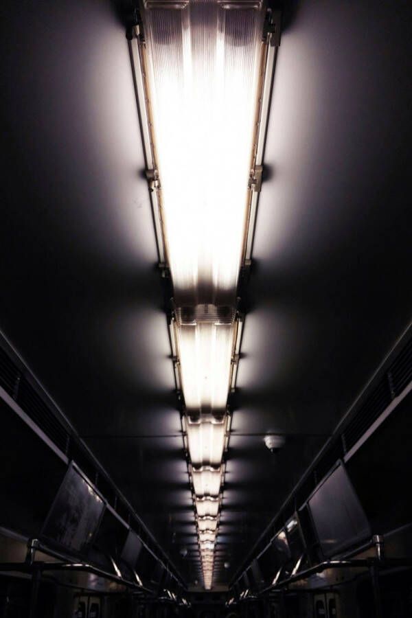 Queence Artprint op acrylglas Licht in de trein