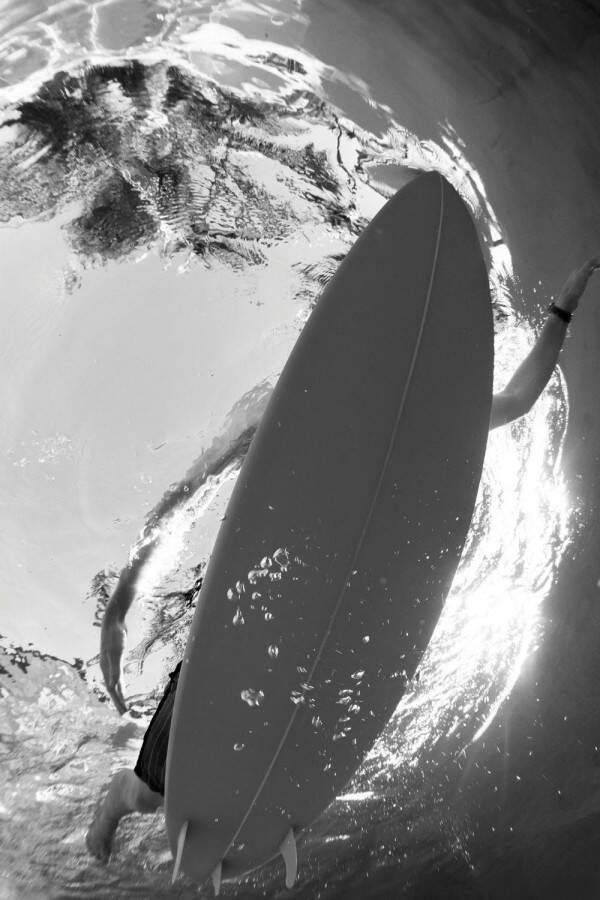Queence Artprint op acrylglas Surfer in de zee - Foto 6