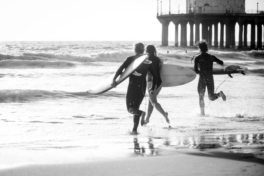 Queence Artprint op acrylglas Surfer op het strand Fine Art-print in galeriekwaliteit - Foto 6