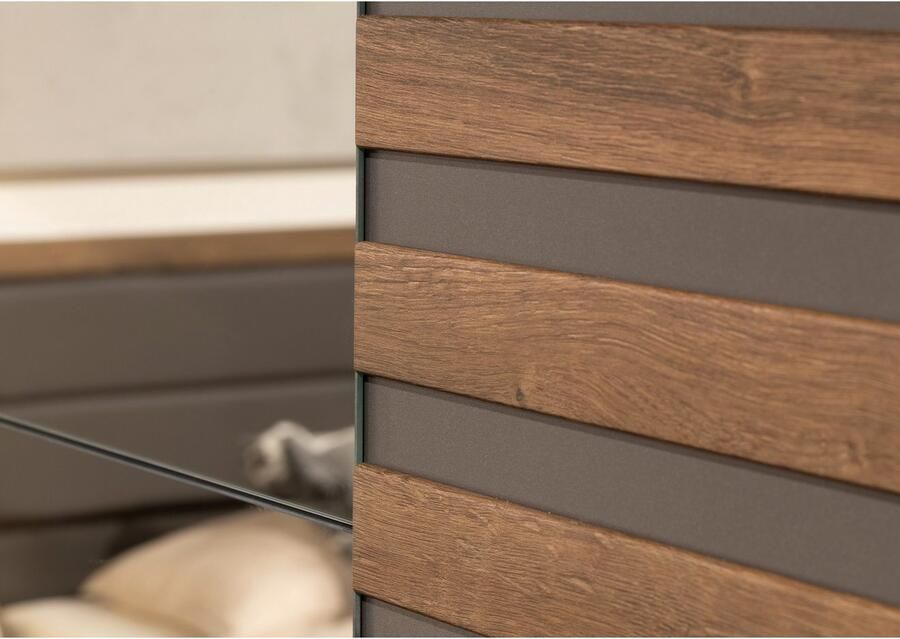 Rauch Zweefdeurkast Kledingkast Kast Garderobe Slaapkamerkast BAREA Front-oplage in moderne lamellen-look en spiegel MADE IN GERMANY - Foto 11