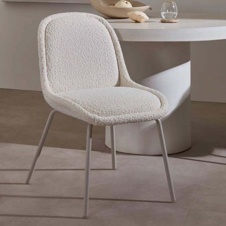 Kave Home Aimin stoel in wit fleece en stalen poten met een mat beige gelakte afwerking - Foto 1