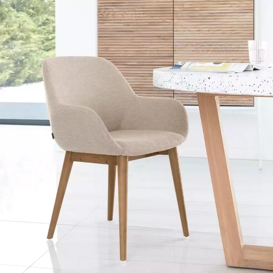 Kave Home Konna stoel in beige met massief essenhouten poten in een donkere afwerking