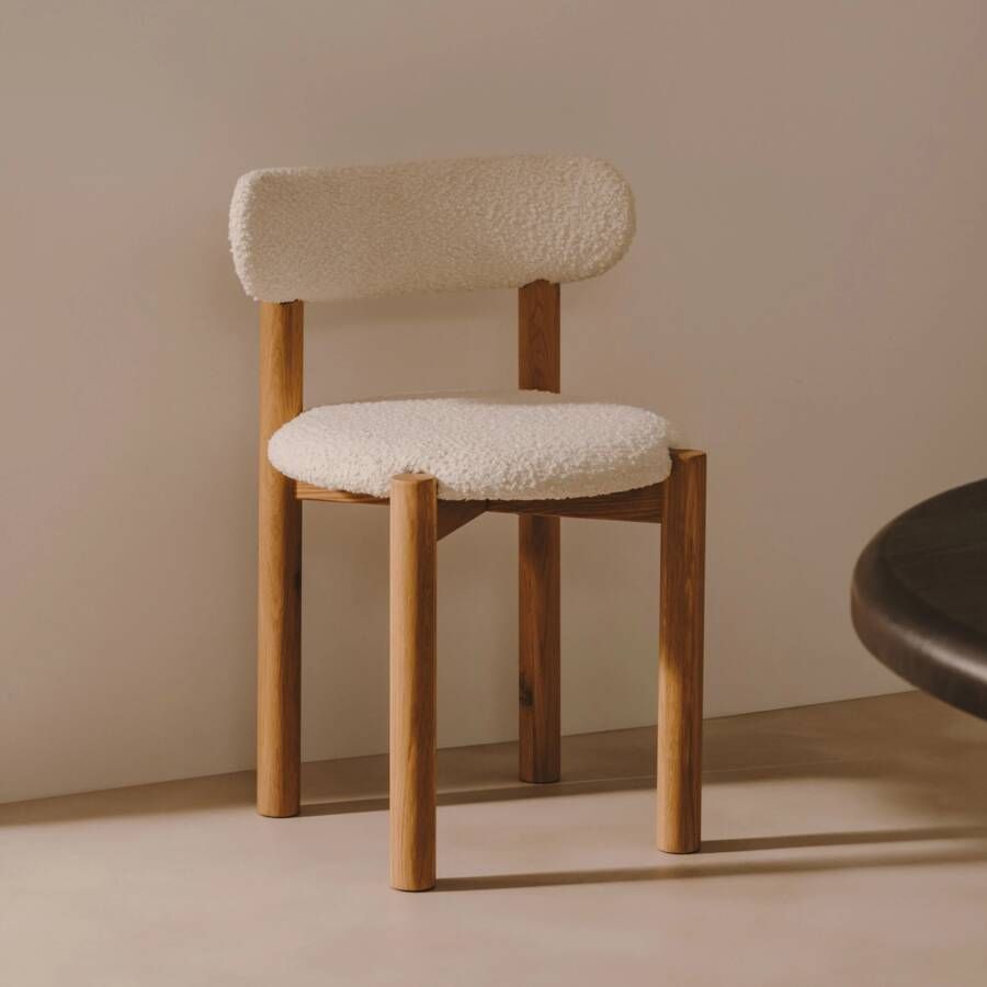 Kave Home Nebai-stoel in witte schapenvacht en massief eikenhouten structuur met een natuurlijke afw