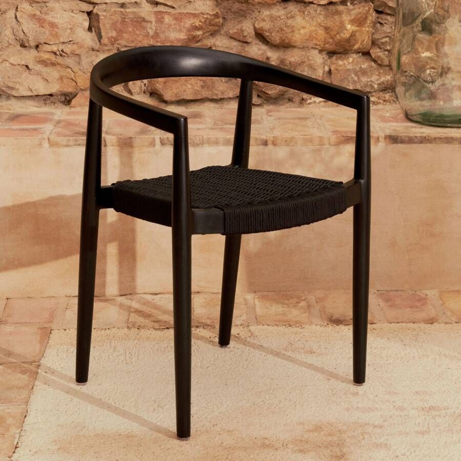 Kave Home Ydalia stapelbare stoel in massief teakhout met zwarte
