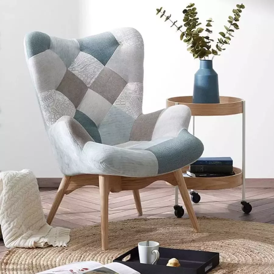 Kave Home Kody fauteuil met blauw patchwork en massief beukenhouten poten - Foto 1