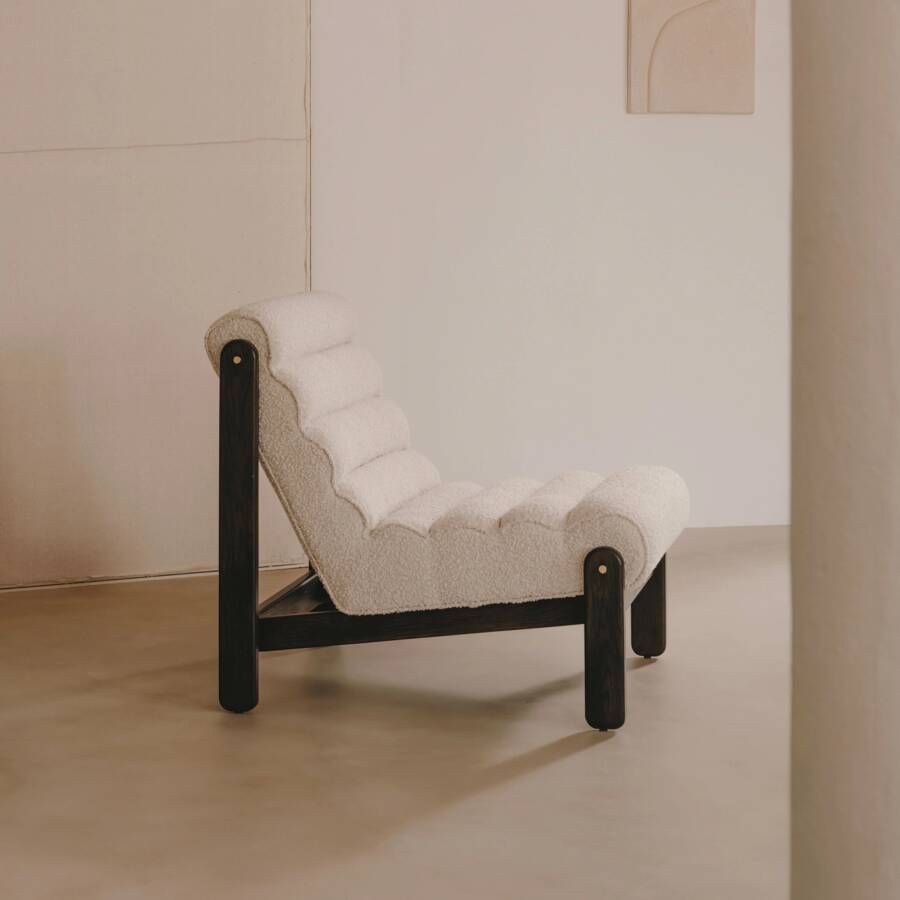 Kave Home Magira-fauteuil met witte bouclé stof en massief eikenhout met donkere afwerking - Foto 1