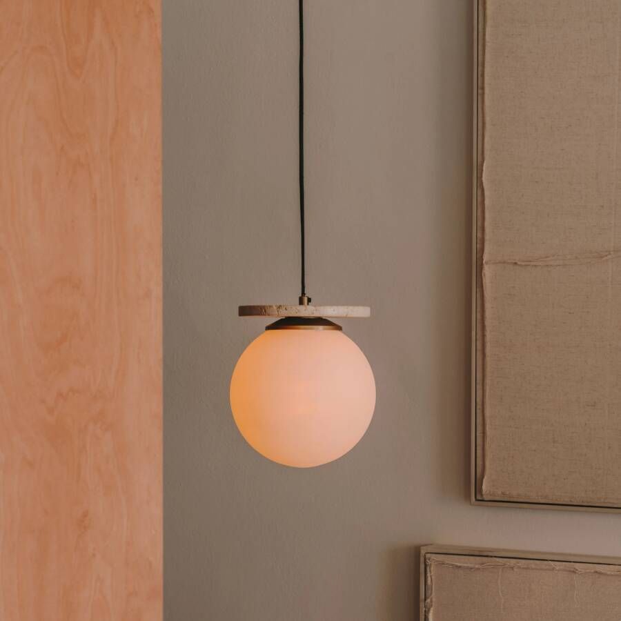 Kave Home Malachi-plafondlamp van mat glas en travertijnsteen - Foto 1