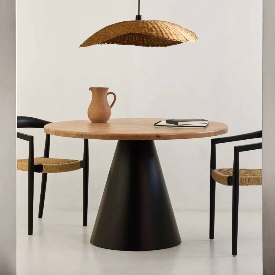 Kave Home Wilshire: ronde tafel in massief acaciahout en zwarte stalen poten Ø 120 cm