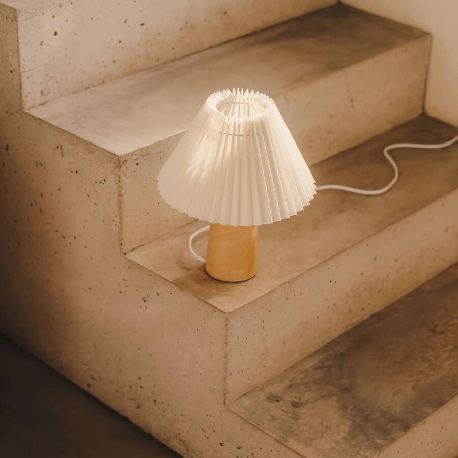 Kave Home Benicarlo tafellamp in hout met een natuurlijke beige