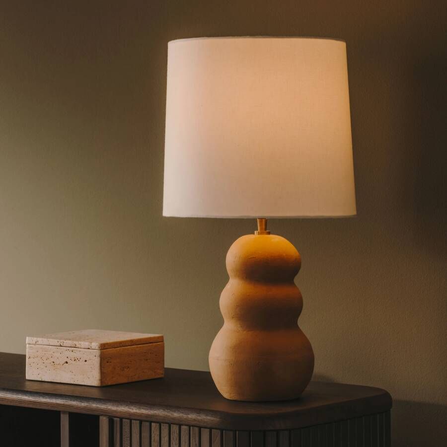 Kave Home Madsen-tafellamp van terracotta met witte lampenkap - Foto 1