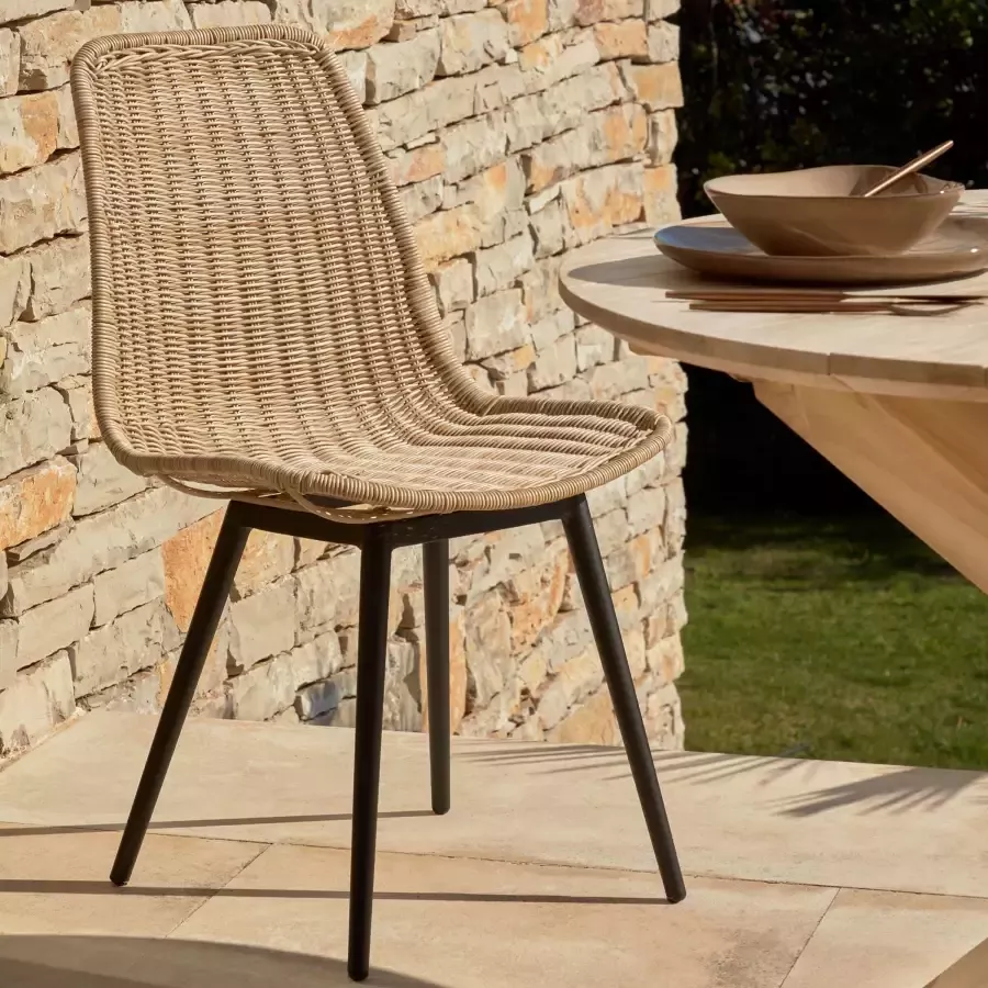 Kave Home Equal tuinstoel van kunststof rotan met zwarte aluminium