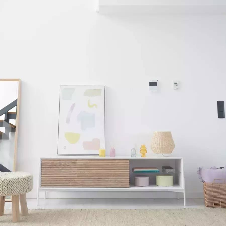 Kave Home Marielle TV-meubel van essenhoutfineer met witte lak en wit afgewerkt metaal 167 x 53 cm