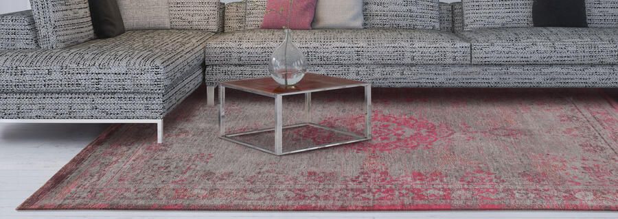 Louis de Poortere 8261 Fading World Medallion Pink Flash 140x200 cm Vintage Vloerkleed