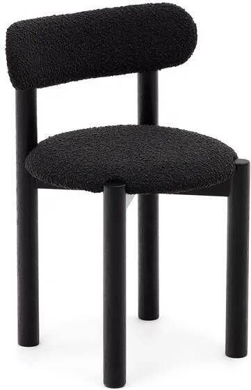 Kave Home Nebai-stoel in zwarte schapenvacht en massief eikenhouten structuur met zwarte afwerking