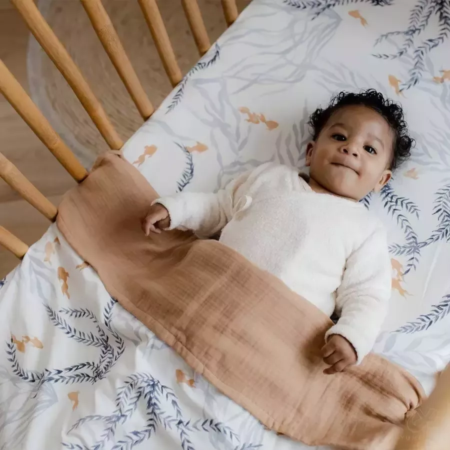 Yumi Baby ledikantdeken Fish 100x140 cm wit blauw oranje