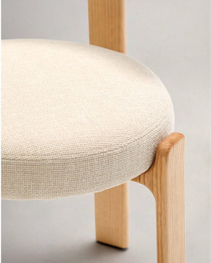 Kave Home Eetkamerstoel Granite Chenille en naturel essenhout