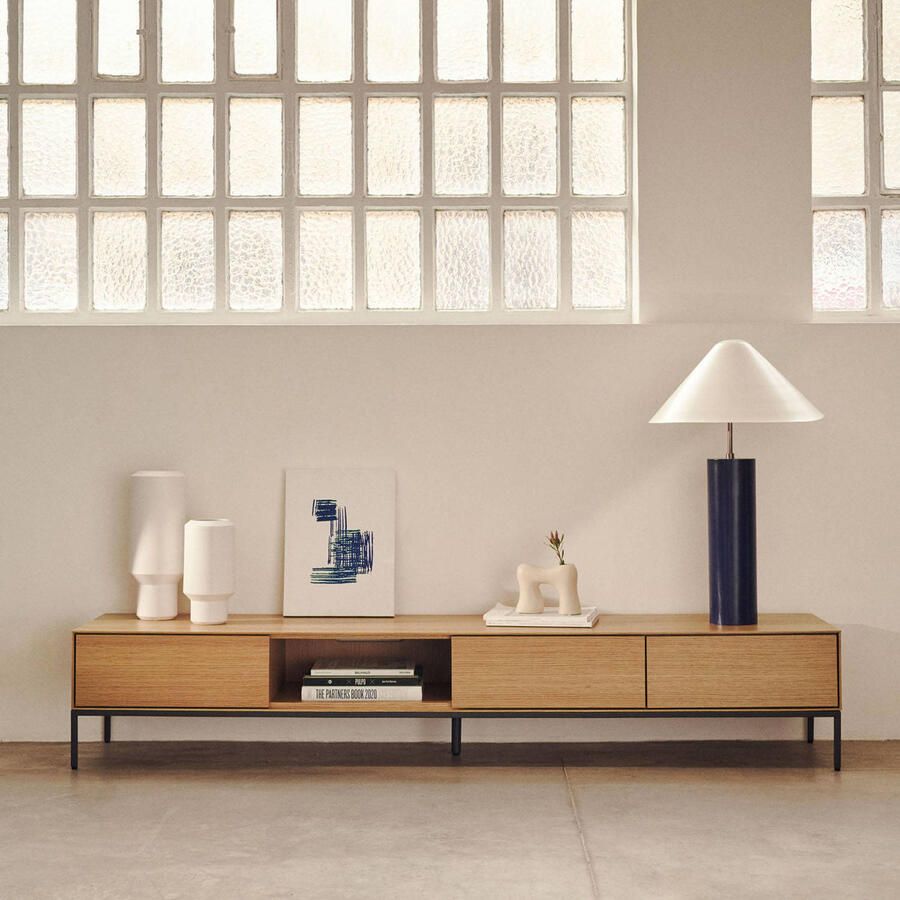 Kave Home Vedrana TV-meubel met 3 laden in eikenfineer met stalen poten 195 x 35 cm