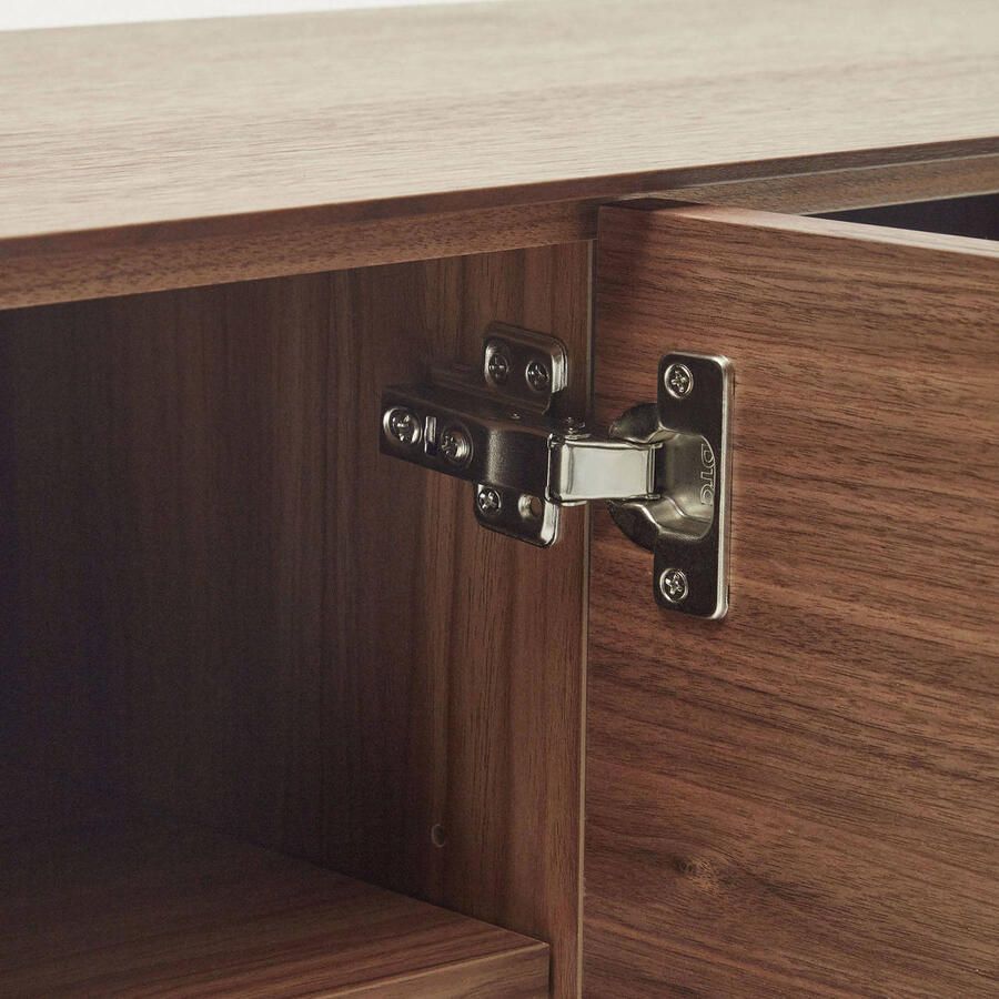 Kave Home Vedrana TV-meubel met 3 deuren in walnootfineer met zwarte stalen poten 195 x 55 cm